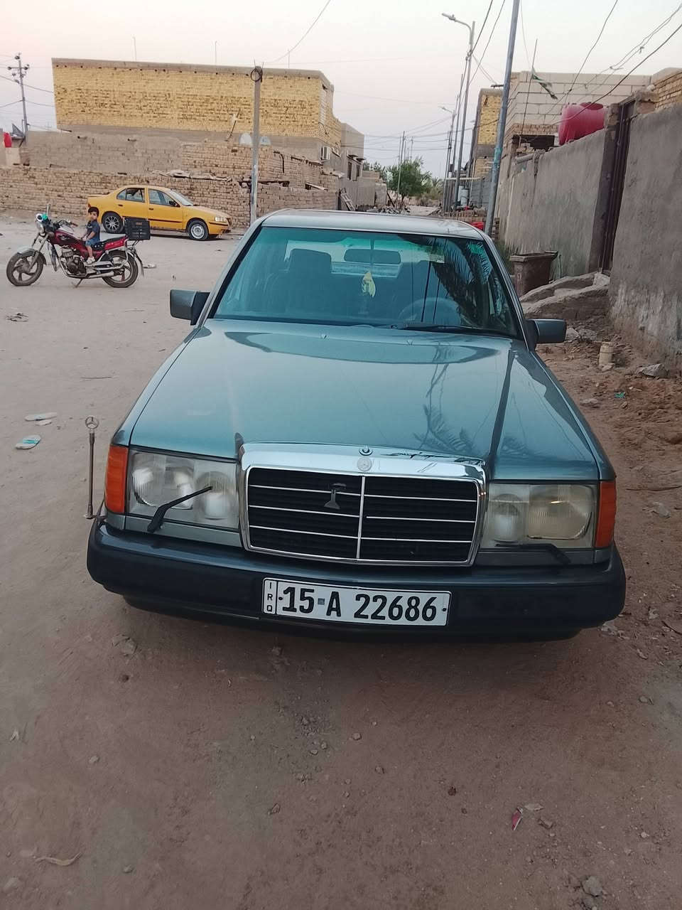 مارسدس ٨٨رقم انبار انكليزي 
سنويه هزه جديده باسمي السياره 
محرك كير حداديه كهربائيات جدد 
تبريد ويا السويج 
سياره جاهزه على اخر حبه 
مكان السياره ال بدير الديوانية 
تحكم كشنات 
سنتر لوك 
لايت زنون  
كلشي جاهز بيها 
السعر المطلوب ٦٠ ورقه وبيها مجال شراي اتصل ودلل 
***********

نص مكتوب في الصور:
- HONOR X9c
