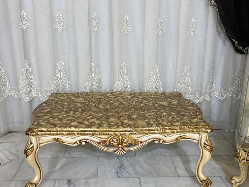 ٣ قنفات كبيرة • ٦ كراسي • ٤ طبلات+طبلّة كبيرة