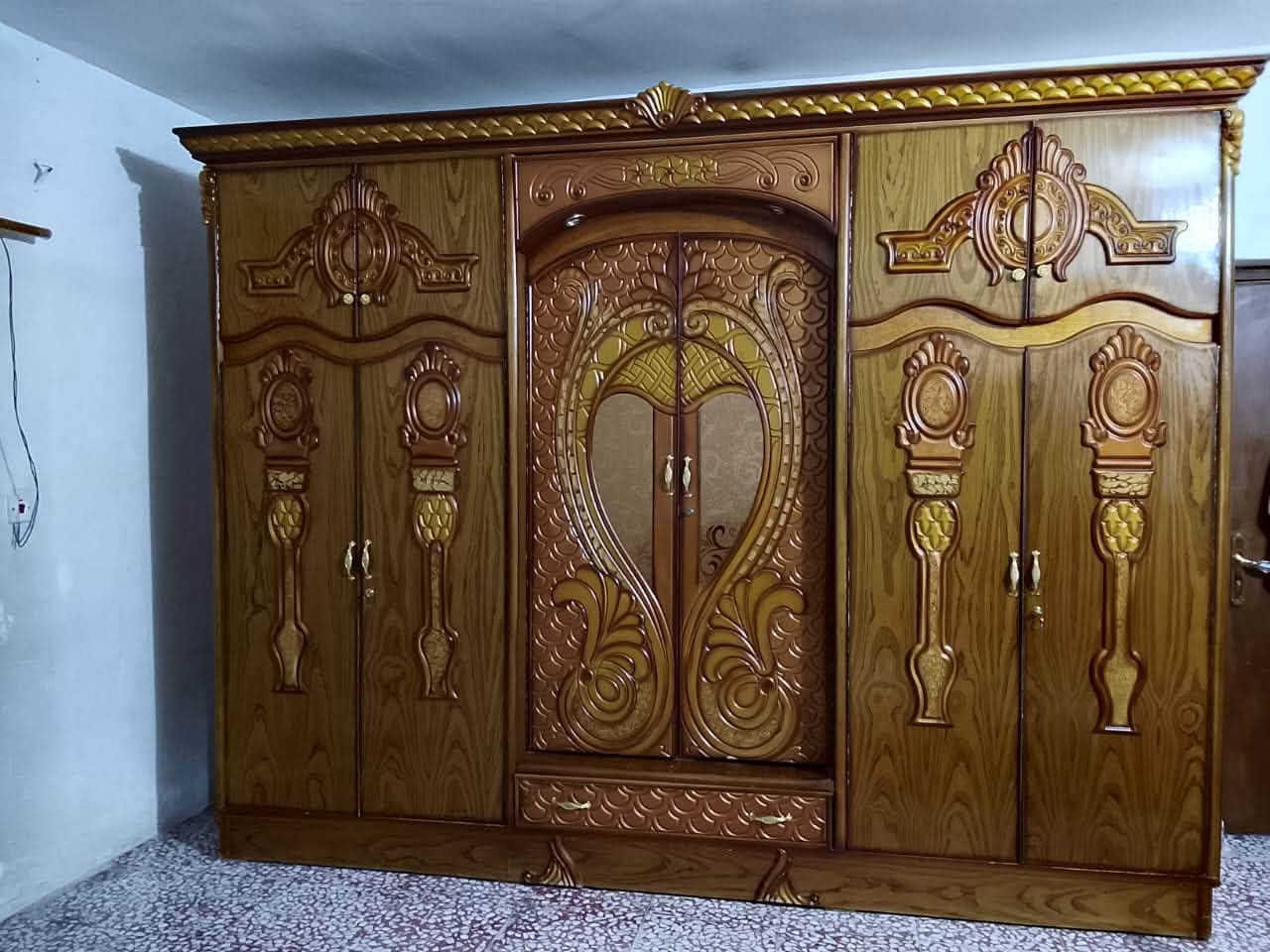 السلام عليكم عندي غرفة نوم عراقية للبيع السعر 650 دينار  بغداد ***********
