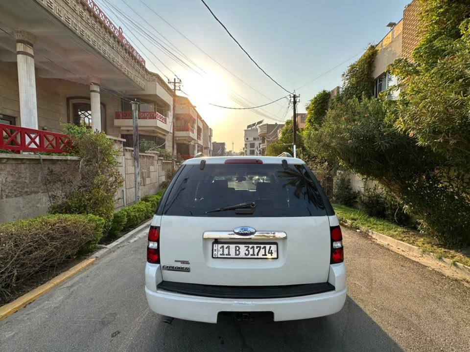 سيارة فورد إكسبلورر (Ford Explorer)  (موديل٢٠٠٨)
سيارة دفع رباعي (SUV) عائلية أمريكية سبع راكب المواصفات البارزة:
1. التصميم الخارجي القوي:
 هيكل دفع رباعي (SUV) ضخم وعملي، بلون أبيض مرغوب وبحالة جسم خارجية جيدة جداً.
 مزودة برولات سقف (Roof Rails) سوداء عملية لربط الأمتعة أو الحمولات الإضافية في السفر.
 إطارات رياضية سوداء (Rims) حديثة بتصميم أنيق تضفي على السيارة طابعاً شبابياً قوياً ومميزاً مقارنة بالشكل التقليدي.
 عتبات جانبية (Side Steps) لتسهيل صعود وركوب الأطفال وكبار السن براحة تامّة.
2. المقصورة الداخلية والراحة:
 مقصورة واسعة جداً بركاب مريحين (تتسع لعدد كبير من العائلات أو الرحلات الطويلة).
 مقاعد مكسوة بغطاء أنيق ذو لون بيج متناسق مع ديكور السيارة الداخلي، مع مساند رأس مريحة.
 مسند ذراع وسطى إضافي عملي مزود بحاملات أكواب وتصميم مريح للرحلات الطويلة.
 تحكم كهربائي بالمقاعد الأمامية لضبط وضعية الجلوس بكل سهولة وسلاسة.
3. التقنيات والترفيه:
 شاشة ترفيهية وسطية ذكية حديثة ومتطورة تعمل باللمس لتلبية احتياجات الملاحة والوسائط المتعددة.
 نظام تكييف قوي وفعال يغطي كافة مقصورات السيارة بوزنها العائلي.
4. الأمان والاعتمادية:
 نظام تعليق قوي يناسب الطرق المختلفة وثبات ممتاز على السريعات والمنعطفات.
 نظام أمان متكامل يشمل الوسائد الهوائية وأنظمة الفرامل المانعة للانغلاق.

للعلم التايرات جديده مع الاسبير

السعر ٨٠ ورقه بالخير لتصير من نصيبه

مكان السيارة الكاظمية 

للتواصل سيارة فورد إكسبلورر (Ford Explorer)  (موديل٢٠٠٨)
سيارة دفع رباعي (SUV) عائلية أمريكية سبع راكب المواصفات البارزة:
1. التصميم الخارجي القوي:
 هيكل دفع رباعي (SUV) ضخم وعملي، بلون أبيض مرغوب وبحالة جسم خارجية جيدة جداً.
 مزودة برولات سقف (Roof Rails) سوداء عملية لربط الأمتعة أو الحمولات الإضافية في السفر.
 إطارات رياضية سوداء (Rims) حديثة بتصميم أنيق تضفي على السيارة طابعاً شبابياً قوياً ومميزاً مقارنة بالشكل التقليدي.
 عتبات جانبية (Side Steps) لتسهيل صعود وركوب الأطفال وكبار السن براحة تامّة.
2. المقصورة الداخلية والراحة:
 مقصورة واسعة جداً بركاب مريحين (تتسع لعدد كبير من العائلات أو الرحلات الطويلة).
 مقاعد مكسوة بغطاء أنيق ذو لون بيج متناسق مع ديكور السيارة الداخلي، مع مساند رأس مريحة.
 مسند ذراع وسطى إضافي عملي مزود بحاملات أكواب وتصميم مريح للرحلات الطويلة.
 تحكم كهربائي بالمقاعد الأمامية لضبط وضعية الجلوس بكل سهولة وسلاسة.
3. التقنيات والترفيه:
 شاشة ترفيهية وسطية ذكية حديثة ومتطورة تعمل باللمس لتلبية احتياجات الملاحة والوسائط المتعددة.
 نظام تكييف قوي وفعال يغطي كافة مقصورات السيارة بوزنها العائلي.
4. الأمان والاعتمادية:
 نظام تعليق قوي يناسب الطرق المختلفة وثبات ممتاز على السريعات والمنعطفات.
 نظام أمان متكامل يشمل الوسائد الهوائية وأنظمة الفرامل المانعة للانغلاق.

للعلم التايرات جديده مع الاسبير

السعر ٧٥ورقه بالخير لتصير من نصيبه

مكان السيارة الكاظمية 

للتواصل ***********
