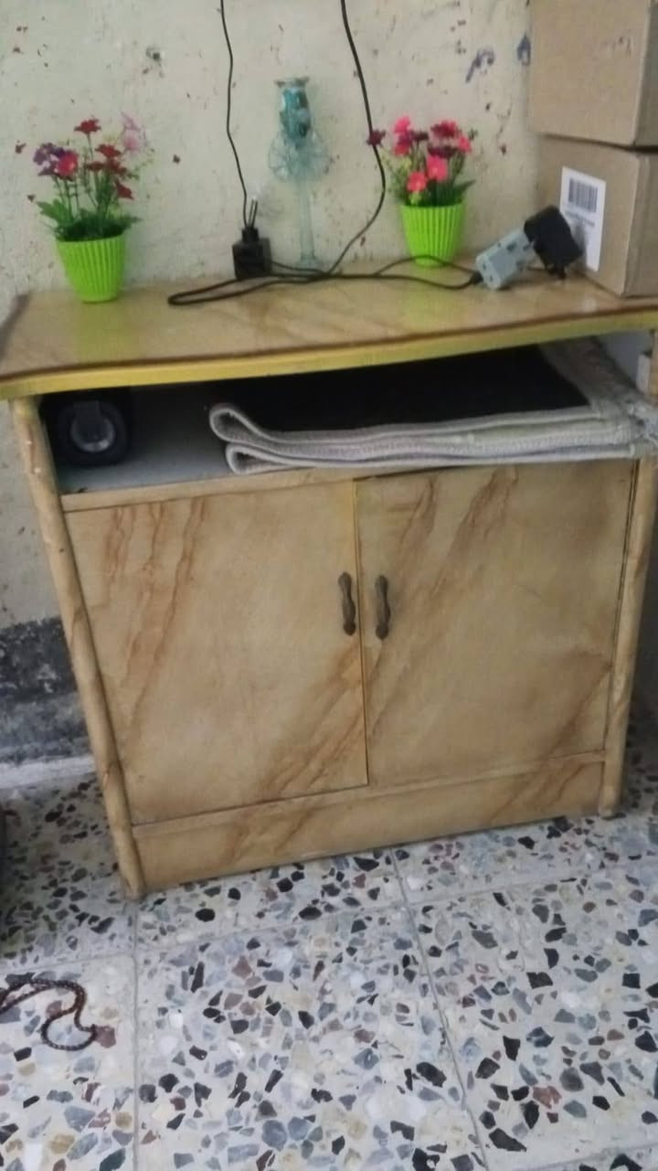 سلام عليكم عندي غرفه اخشاب لبيع صارلهه 6اشهر جديده نقصه بس الجامه مال باب الايسر سعرهه 750وبيهه مجال ***********
