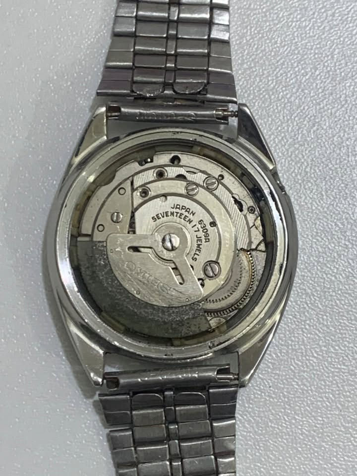 ساعة سيكو 5 أوتوماتيك (Seiko 5)، مكينة يابانية أصلية، 17 حجر، وتشتغل. يُحتمل أن يكون موديلها بين 1985–1989.
مفقود القير والمينا
٣٠الف معا توصيل
واتس اب ***********
