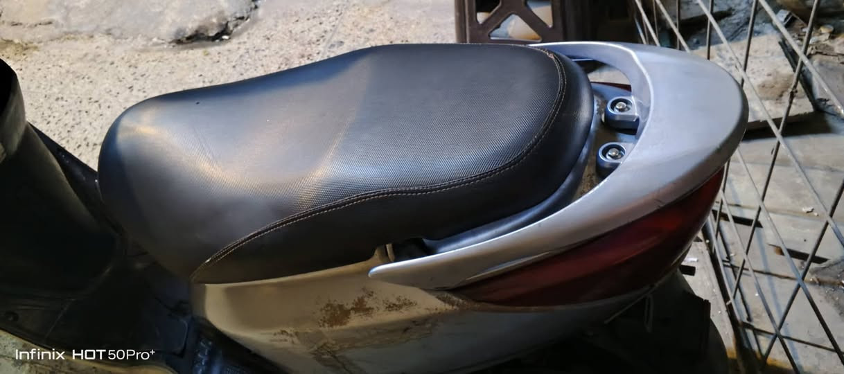 دراجه كلشي مابيها بس جارده اشويه محرك صفر لك ختم كل الدراجه تاخذها من يم محلي معجبتك ترجع الف مصلح روح جديده لك نظيفه فول بس اشويه جارده من اخذتها قبل شهرين فول الفول العنوان الاعظمية شارع عشرين *********** 
السعر 900 قفل
