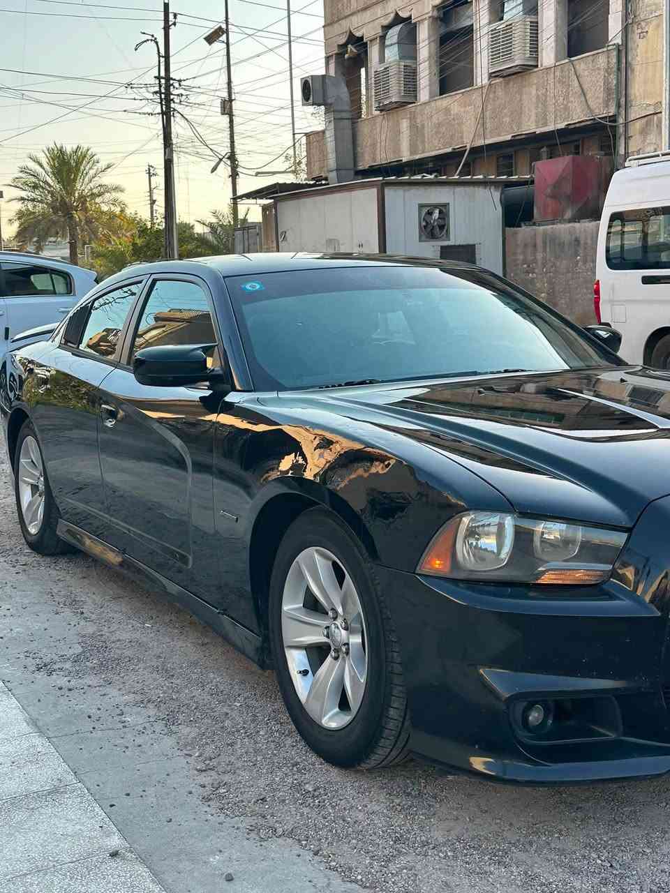 السلام عليكم
جارجر 2013 
هيمي 5700 
شاشة  كامرة. 
كشنات اماميه جلد وتدفئة وكهرباء 
الكشنات الخلفية تدفئة 
كشنات حضن 
تشغيل عن بعد
مري هيتر 
سماعات ال باين
ويل 18 وتخم تاير جديد 
السيارة جاهز ومابيهة اي نقص منظومة مي كلهة جديدة ومنظومة البانزين جديدة بلكات جدد ولف حماوة 82 ومراوح srt دبل ريشة يعني انسة الحماوة 
السيارة داخله كلين هنا صار بيهة باب خلف السايق  بدون ايرباك 

يعني قطعة وحده فقط 

السيارة باسمي وتحويل مباشر 
السعر 125 وبيهة مجال 
مكانهة بغداد حي الجهاد 
***********

