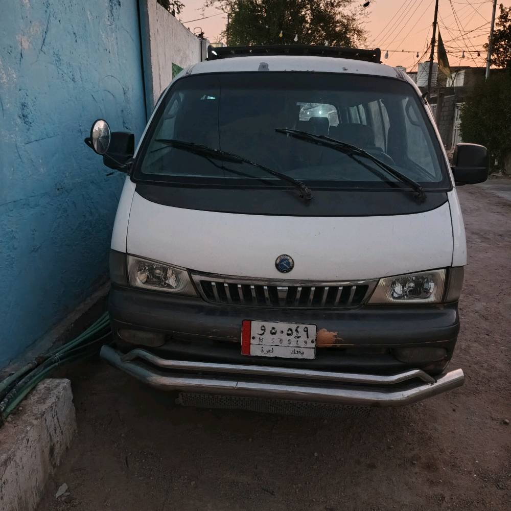 للبيع باص/فان نظيف، جايب سبعـة ركاب ومجهز بمقاعد مريحة، السيارة شكلها مرتب من برّه وداخلها مفروش ونظيف، بيها سِلّم خلفي وحامل فوق للتحميل، ومناسبة للشغل أو النقل أو الاستخدام العائلي. اللي يريد يفحصها أهلاً وسهلاً.