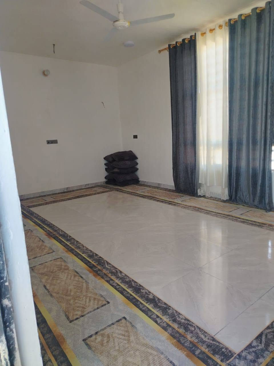 بيت للبيع متكون من غرفتين نوم وهول و مطبخ ومضيف وصحيات المساحة 250متر قرب محطة عبيد السلطان السعر 65وبي مجال 
***********
