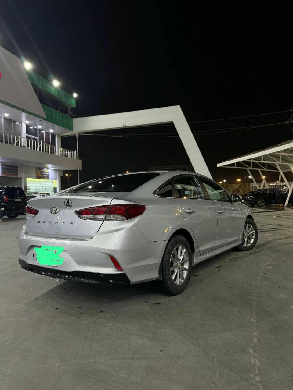 *للبيع سوناتا 2020 كوري 🇰🇷 SEL*
- *المحرك2000  بنزين - خط واحد اقتصادي
- *الماشي*: 120 الف كم 
- *المواصفات*: 
  فول ماعدا الفتحة والبصمة | كشن جلد | تدفئة كشنات | حساس خلفي + امامي | تبريد قطعتين ثلج | شاشة اندرويد | كاميرا خلفية | لايت زينون | لد نهاري | ويل كب 18 | تحكم ستيرن | *مثبت سرعة* | *مرايات شفط* | 
- *الحالة*: استخدام شخصي - سيارة بيت نظيفة جداً 
- *هزة جديدة* + *رقم بصرة انكليزي جديد. بأسمي 
- *ملاحظة*: مدكر امامي مصبوغ تجميلي من كوريا فقط بدون تبديل + ضربة بسيطة بقبق الجنطة
- *الاضافات*: تخم تايرات جديدة 100% كوري + بطارية جديدة
- *السعر*: 150 ورقة مجال بسيط 
- *المكان*: البصرة - قضاء الدير - ناحية النشوة 
- *للاستفسار ***********
