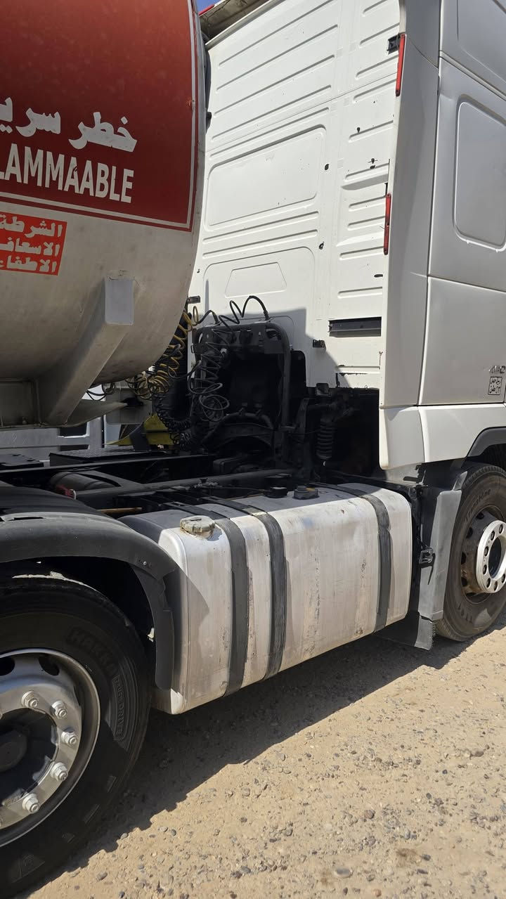 فالفو ٢٠٠٢ كير عادي مكينه ٤٦٠ تانكي دمعتين سنكل امامي سياره جاهزه تكيال وسنويه مصارلهن شهر وجي بي اس جدد 
تصريح بيها ***********
