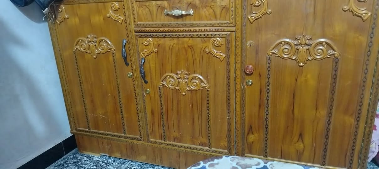 السلام عليكم بوفية نضيفة كلش للبيع 3 ابواب وجرار السعر 130 وبيها مجال  انا مكلف بالنشر الاتصال على هذا الرقم ***********
