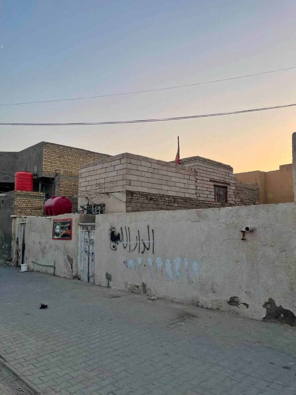 بيت للبيع طابو صرف المساحة 160متر البيت يحتوي على مشتمل صغير بي غرفتين غرفه كبيره وغرفه صغيره  ومطبخ وصحيات وبجانبه باقي القطعه متوفر جميع الخدمات وشارع 10متر وكله مقرنص 
العنوان الرميثة  قرب الجنسية السعر 110وبي مجال بسيط للاستفسار اتصل على الرقم ***********
