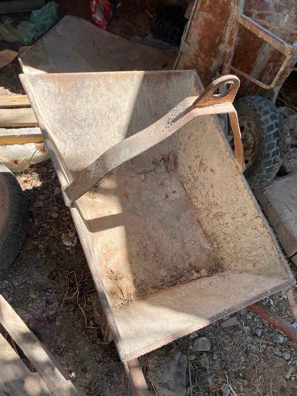 ونج للبيع شرط الشغل
عرباين ٢ حداديات 
كيبل وياه ٣٠ متر 
موطور ما داخل تصليح 
الرقم /***********
المكان ديالى

