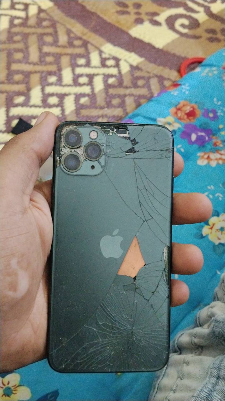 آيفون ١١ برو ماكس • شغال • شاشة وظهر مكسورين