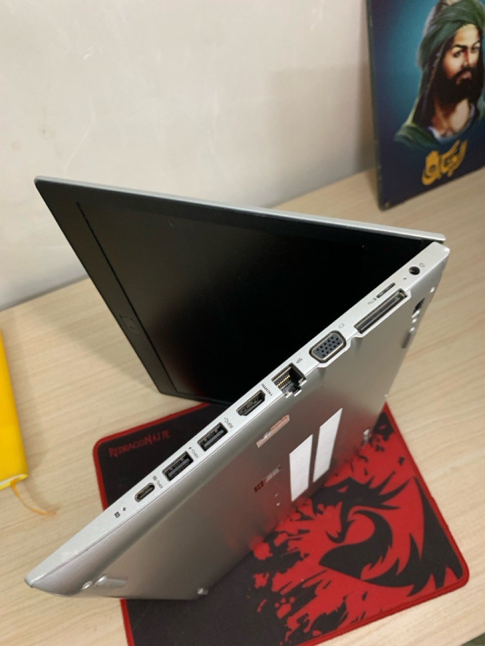 سلام عليكم عندي لابتوب HP ProBook 640 G5
فئة U
Core i5 intel
8th 
8Ram
Hard 256 ssd
كارت الشاشة داخلي 4 
حجم 14 لون فضي لابتوب نضيفة كلش فقط بيها ضربه جانبيه خفيفه كلش