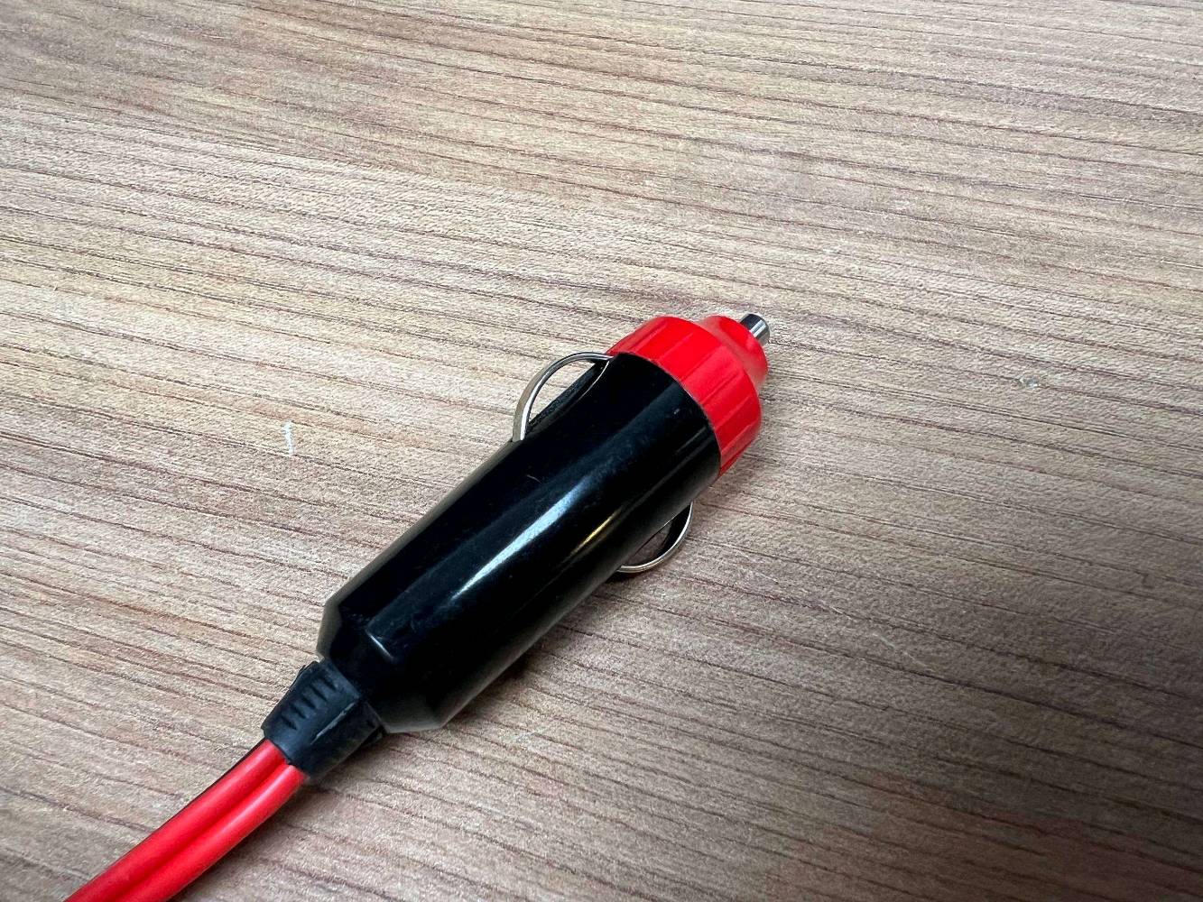 محول سيارة • ١٥٠٠ واط • ٤ منافذ USB