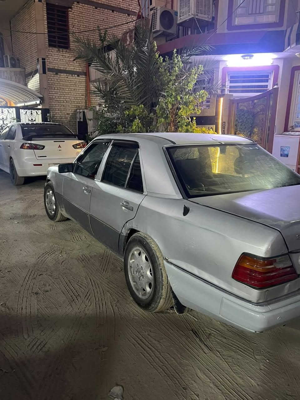 مارسدس دب موديل ٨٨ رقم دهوك تريد وكاله تريد تحويل محرك ففتي تبريد تخم تاير جديد باتري جديد صدر خلفية امامي وسط عنواني بغداد دوره *********** اذا اكو مرواس مو مشكله سعر ٣٠ وبيه@ مجال
