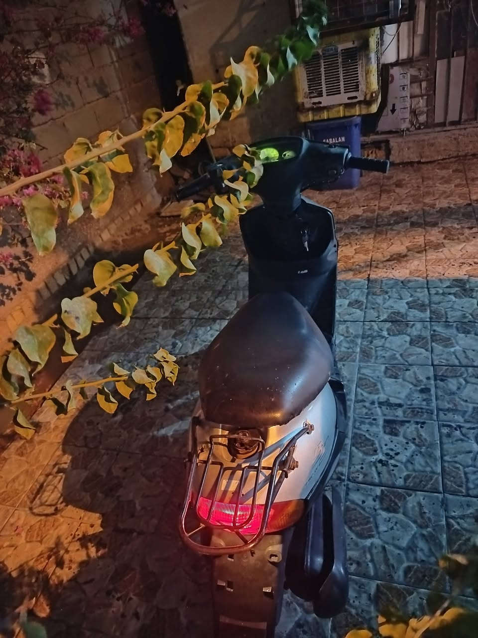 بيجي كامله نص هندر تشتغل مانقصه شي
ب٢٠٠ وبيه مجال ماعيزه شي السلف شغال
نقصهه باتري مناسبه بسعر بيسكل جنطه تقفل 
*********** اتصل واتساب موجود
