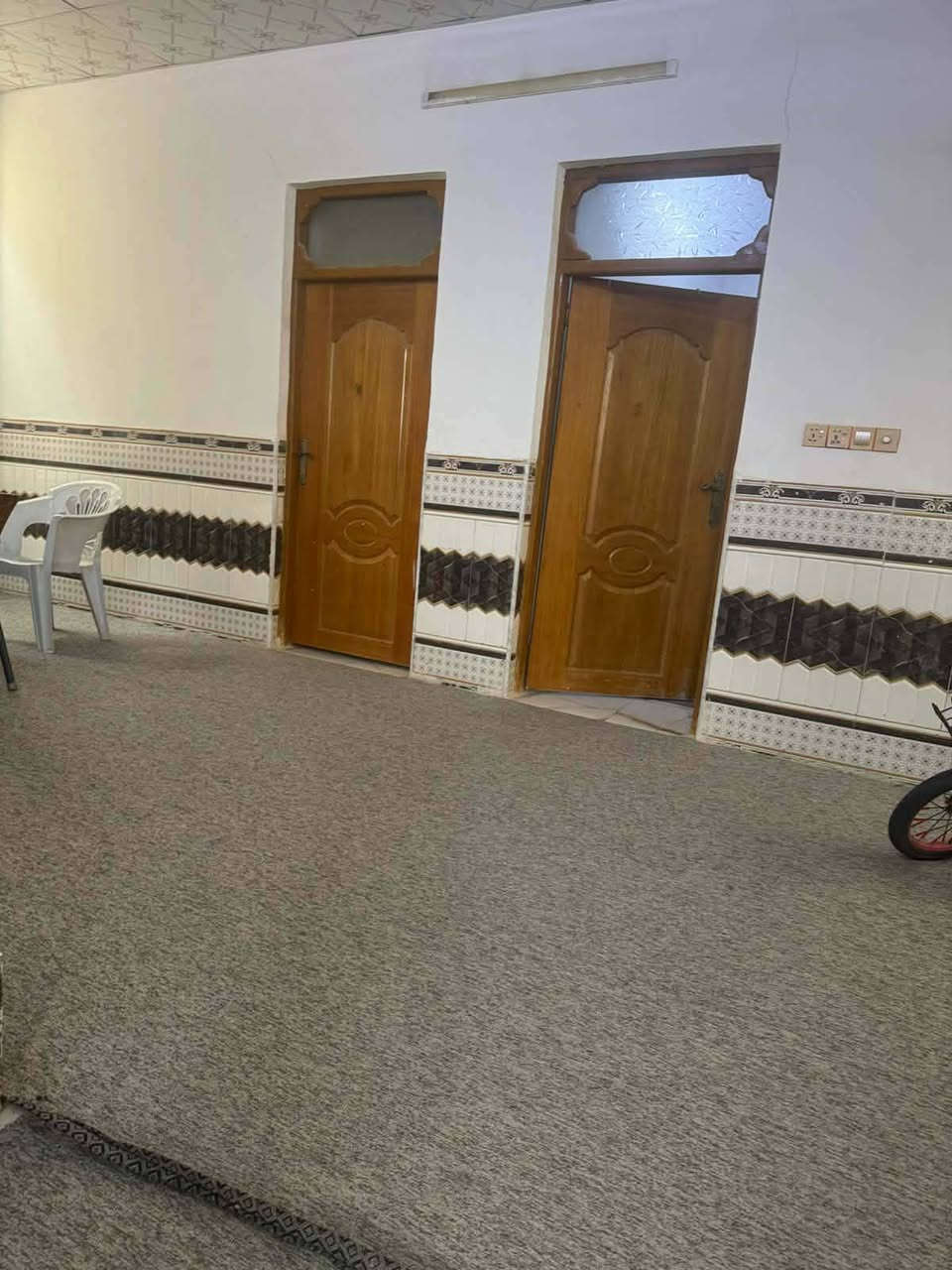 بيت زراعي سند 25 عمود 317  اول متدخل بالبداية مساحته 180م طابقين 
4 غرف نوم   3 منهن سويت 
سعرة 80 وبي مجال
 رقام بي واتساب ***********
