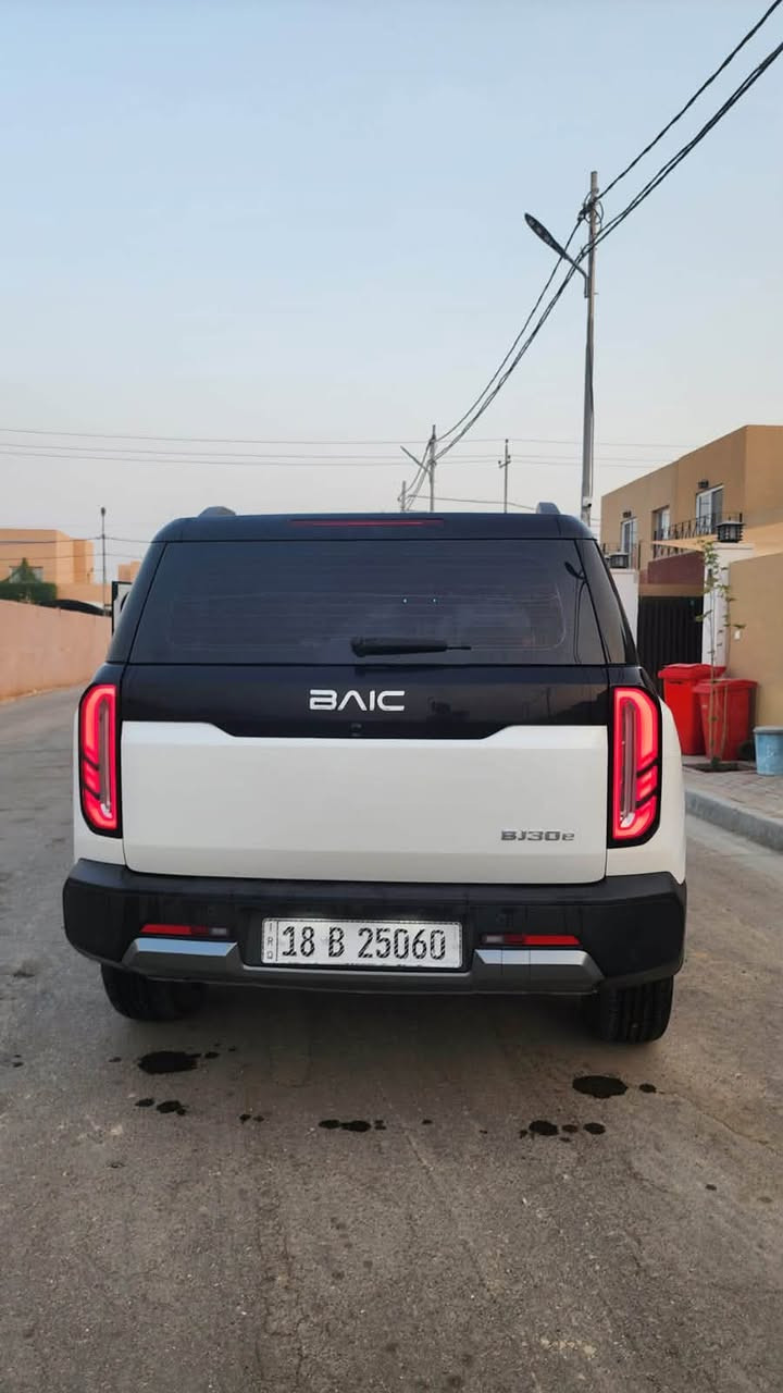 السلام عليكم.....
للبيع سيارة BAIC BJ30E 2026 
●لون أبيض 
●ماشية قليل ( ١٨ الف  )
● شخط في الباب الخلفية مقدار شبر
●رقم بابل انجليزي 
●ضمان محرك وبطارية (ضمان الشركة)

🟫 المواصفات:

✅ محرك هجين ذكي
🔹 1.5 لتر تيربو + محرك كهربائي
🔹 قوة إجمالية تصل إلى 400 حصان
🔹 عزم دوران قوي يقارب 680 نيوتن.متر
🔹 ناقل حركة متطور 
🔹 دفع رباعي

⛽⚡ أداء قوي مع توفير عالي بالوقود
✔️ استهلاك اقتصادي
✔️ سلاسة في القيادة داخل المدينة وعلى الطرق السريعة
✔️ مناسب للاستخدام اليومي والرحلات
👨‍👩‍👧‍👦 5 ركاب براحة عالية

🖥️ تقنية ورفاهية
✨ شاشة وسطية كبيرة
✨ عدادات رقمية
✨ دخول وتشغيل بدون مفتاح
✨ مقاعد جلد
✨ فتحة سقف بانوراما 
🛡️ أنظمة أمان متقدمة
🔒 8 وسائد هوائية
🔒 ABS – ESP
🔒 أنظمة مساعدة قيادة ذكية
🔒 كاميرا 360° وحساسات ركن

السعر 33 وبي مجال بسيط للشراي
 ***********
