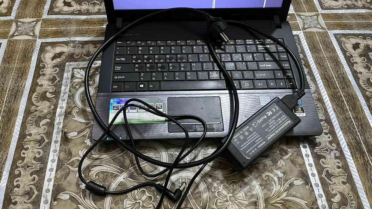 لابتوب gigabyte
المواصفات i7 gen 3 
الكرت مال شاشة gefore gt 630m
ورامات 8 
و hdd 300gb
ما مفتوح بس الشاشة بيها خطوط لانو سديتة قوي بس مياثر على الابتوب  الهارد ضارب شويه بس يعمل عادي و البطاريه تبقه ساعه تمام  والماوس عطلان يرادله ماوس 
وتوصيل موجود مكاني بلشعلة بغداد 
الرقم واتساب فقط و خاص 
***********
