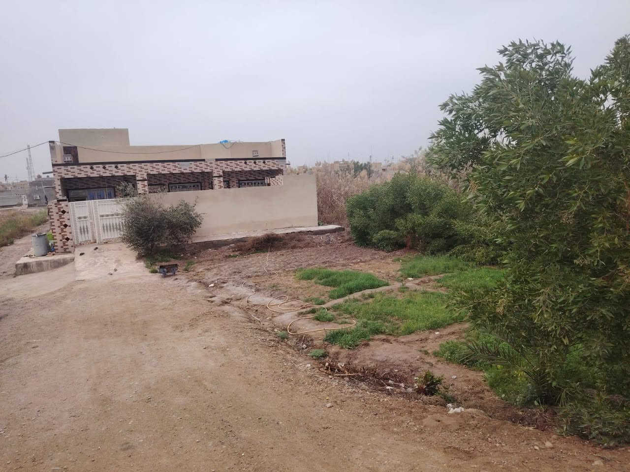 سلام عليكم نصف دونم للبيع يحتوي على بيت كبير مساحه 300 + مشتمل مساحه 100 
العنوان خلف حي الفنانين 
للاستفسار ***********
