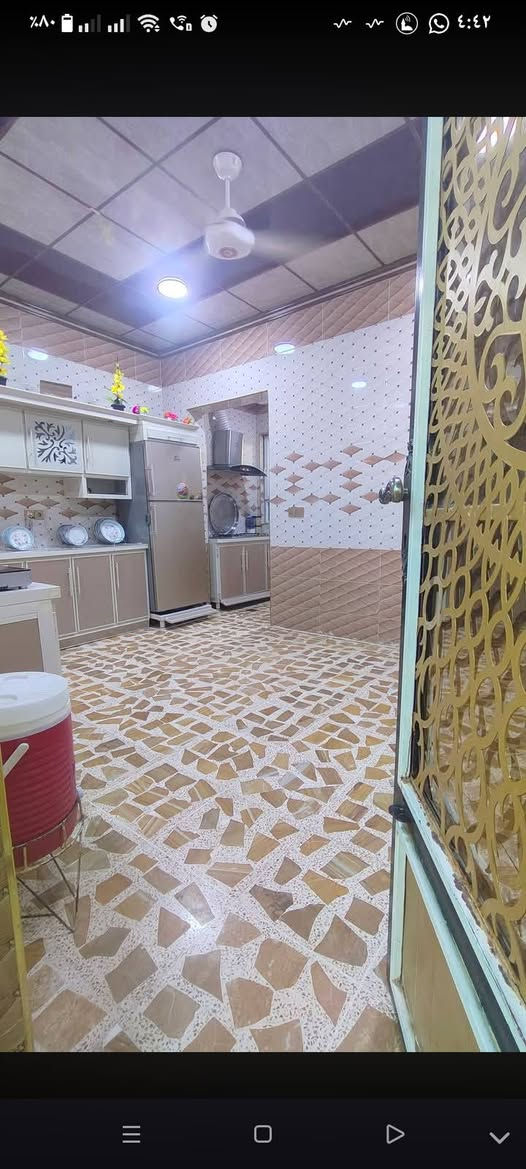 بيت للبيع في منطقة القوسيات قرب المدرسة الصينية موبايل ***********   المساحه 200مترواجهه10*20   بناء حديث وبيه وصل بلدية السعر ٨٥ وبيه مجال
