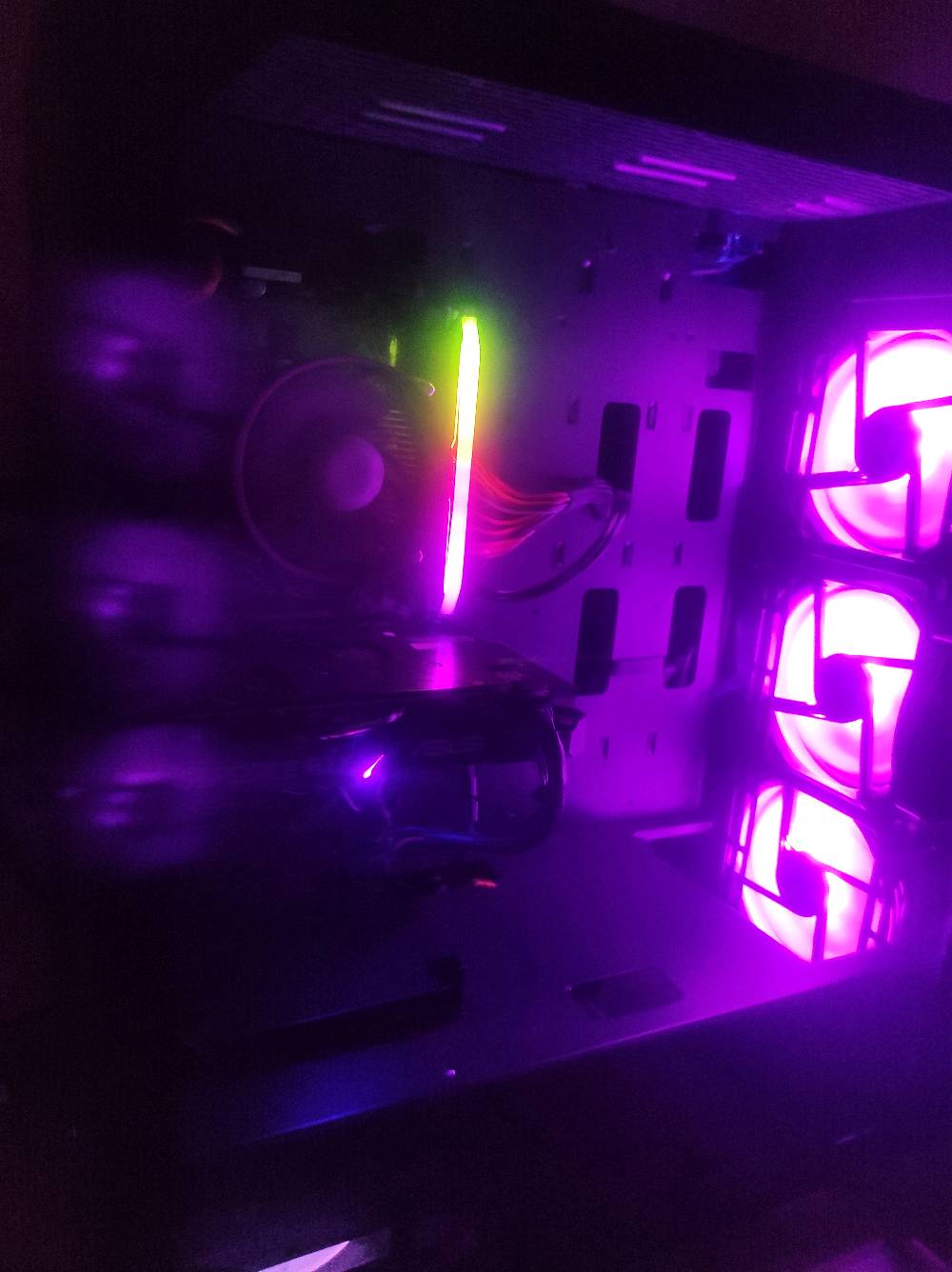 تجميعة Gaming كاملة للبيع
المواصفات:
 GPU: ASUS RTX 3050 8GB
 CPU: Intel Core i5-9400F
Motherboard: ASUS PRIME H310M-K R2.0
 RAM: Lexar 8GB DDR4
SSD: 1TB
 PSU: 750W
CPU Cooler: مبرد هوائي
 Monitor: Acer FHD 180Hz
 كيس Gaming RGB + مراوح RGB
الجهاز جاهز للاستخدام واللعب، ومناسب للألعاب بدقة FHD، وكذلك التصميم والاستخدام اليومي.
 الحالة: مستعمل ونظيف عموماً بس كلبس السايف مال كرت الشاشه مفصول بس ما اله اي اثر على أداء او سلامه الكرت كلشي بي سليم
الشاشه هيه الوحيده الي بيها عيب انو تضهر خطوط لما ترتفع حرارتها بالعموم شغاله و تعرض طبيعي 
يوجد تصوير فيديو لمعرفة حالة و استجابه الجهاز 
 الموقع: البصرة
 السعر: 1.000.000 مليون و قابل للتفاوض 
للأستفسار واتساب ***********