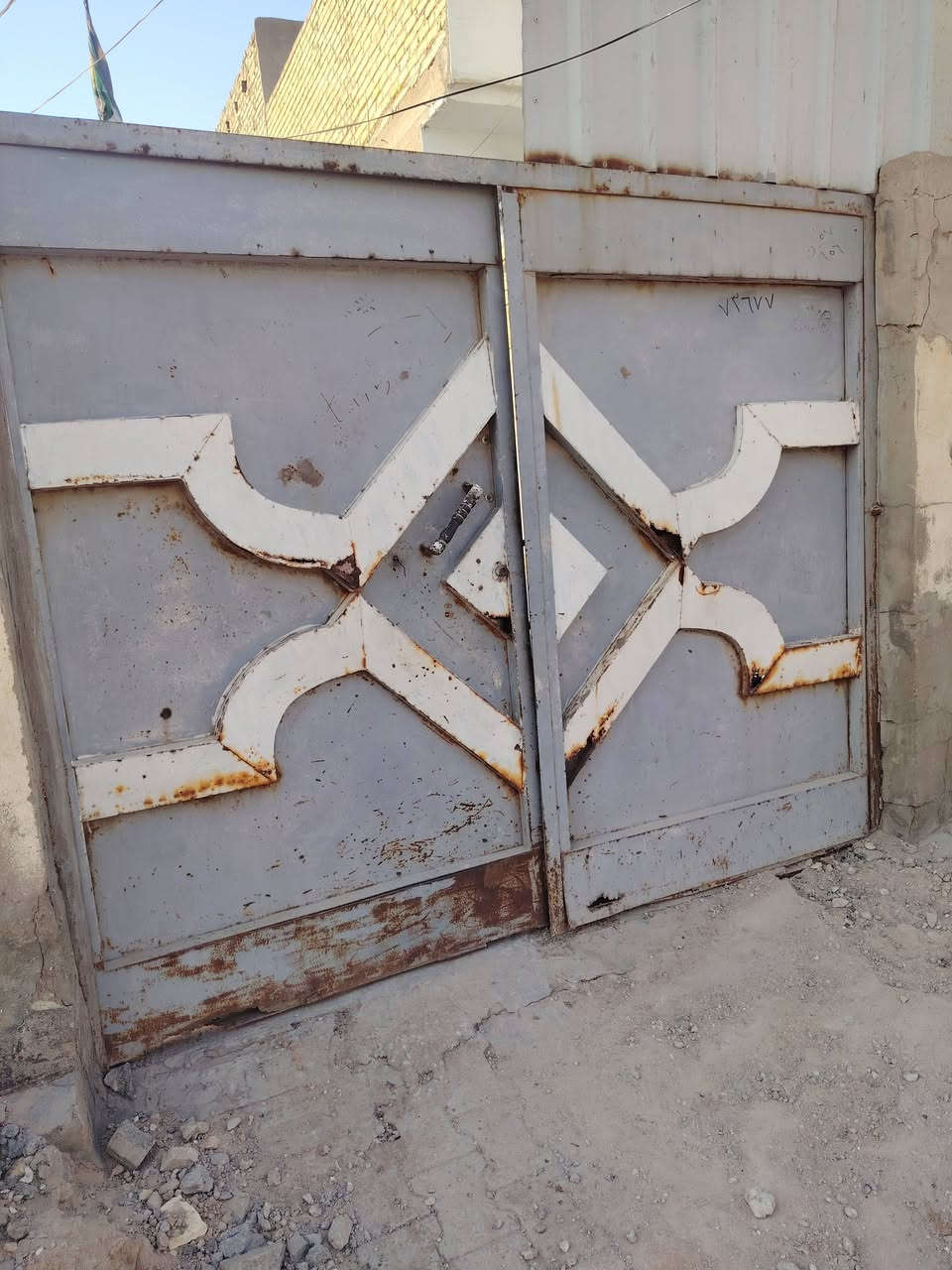 باب حديد نوع ثقيل للبيع السعر 75 الف اوبي مجال للشراي *********** نجف ميلاد
