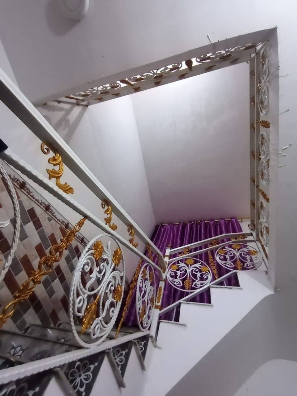 ياالله للبيع بيت مفول كاشيي وسيراميك ودرج مرمرمساحه ١٠٠ركن مربع طابقين بي غرفتين وستقبال اوباقي الملحقات بيت جاهز وبناء حديث طابوملك صرف تحويل مباشر المكان بغداد حي الوحدة الخالصه حي رسول قريب على شارع تجاري سعر ٦٠وبي مجال الاستفسار برقم ***********
