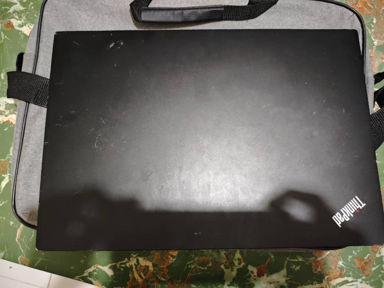 الموديل: Lenovo ThinkPad E580
للبيع او مراوس ps4

المعالج: Intel Core i5 (الجيل الثامن)  

كرت الشاشة المنفصل: AMD Radeon RX 550 بسعة 2 جيجابايت (ممتاز للألعاب الخفيفة وبرامج التصميم والإنتاجية)

كرت الشاشة المدمج: Intel UHD Graphics 620

التخزين (مزدوج):

SSD بسعة 128 جيجابايت (لنظام التشغيل وسرعة الإقلاع)

HDD بسعة 500 جيجابايت (لتخزين الملفات والبيانات)

الشاشة: 15.6 بوصة مع لوحة أرقام جانبية (NumPad)  

الكيبورد: داعم للغة العربية والإنجليزية  

البطارية: تعمل لمدة ساعة تقريباً حسب الاستخدام

الشحن سريع تايب سي 65واط

بيها فقط كسر بالغلاف الخارجي وممأثر على اللابتوب ابد

التواصل خاص او واتساب ***********

السعر 250 او مراوس ببلي فور
