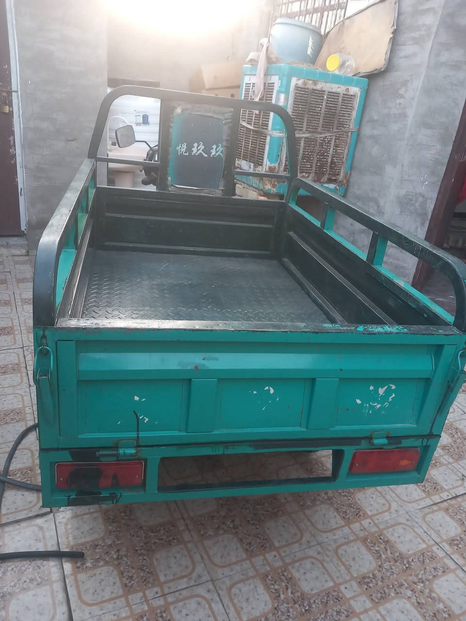 السلام عليكم ستوته شحن للبيع 
بيهه ماطور واكف . بس 

بطاريات جدد كهربيات شغاله 
سعره ٨٠٠ وبيهه مجال 
*********** واتساب
