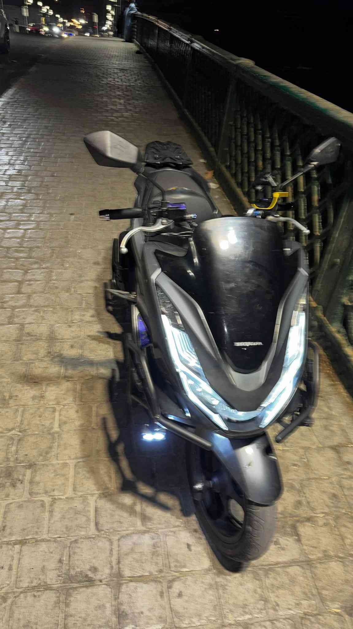 السلام عليكم شباب
Pcx2022 بصمة كوري  

بحالة الوكالة شرط 

جيب 10 فيتريه وتعال افحص كلبي . 

لون فيلي مميز 

حجم المحرك 150cc

درع حماية للبجم امامي SS ودرع صالنصه 

بلوجكترات 

دواسات 

تزويد شغلات بسيطه موضحه بالصور براغي وكذا بالون الازرك .

بيها جادر حماية 

ستان موبايل اصلي 

تايرات مشلن بلاديات خلفي + امامي 

ستان حساس 

حساس ازدحام 

حساس اعطال T

نضام Abs

شاحنه تايبسي .

الدراجة كفالة عامه من كلشي 

سيبايه خلفيه 

تخابرني لتكلي شبيه مابيه تجي بعينك تشوف 

كفالة ع وضع معرض تجي وتشوف بنفسك 

بصمة عدد 1

اي ستفسار متواجد خاص او واتساب 

رقمي : *********** رصيد

*********** واتساببببب 

السعر 16 ورقه وبيهه مجال بسيط كلش …
