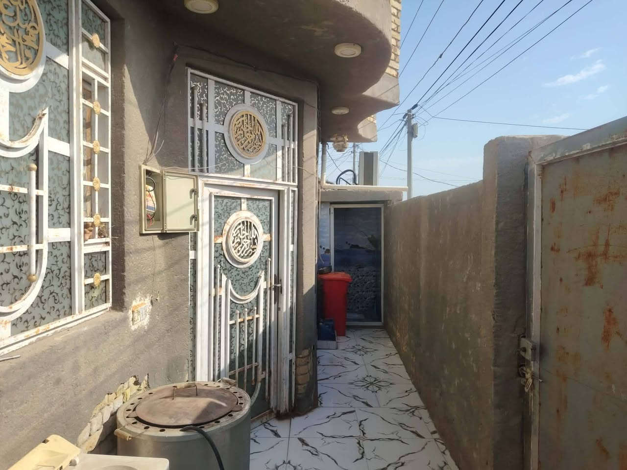 السلام عليكم بيت بناء جديد قبل سنه بيت متعوب عليه بناء كامل من كل النواحي سراميك لبخ ابياض يحتوي على غرفه نوم 5×4 صاله درج بيتونه استاره مطبخ استقبال صحيات  شغل يخبل موقع البيت حي الجهاد  بدايت شارع الزنابره يبعد عن التبليط 100متر خدمات كامله كهرباء مولد ماء مطنقه ناسه حبابين ومرتبين تعوف بابك مفتوح وتروح أمان امان
للتواصل اكثر ***********
السعر مناسب 👉👉
