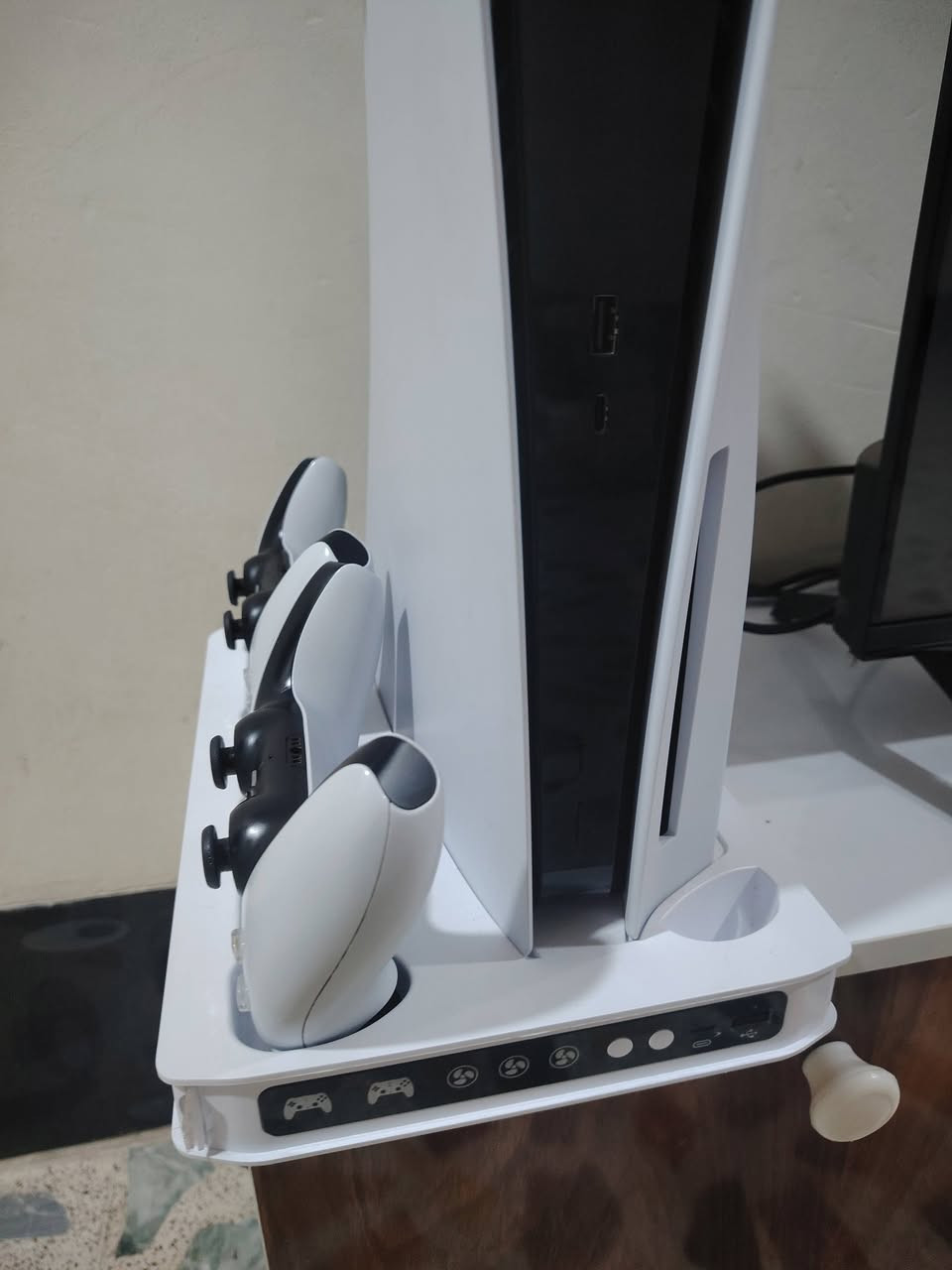 السلام عليكم جهاز PS5 مهكر ذاكره 1 تيرا للبيع مال بيت لوك ستيكر 
استخدام شهر جوستكات 2 اصليات مع ملحقات 

اضافه "  الى قاعدة تبريد كله شرط

 المكان الموصل الجانب الايسر 

***********

