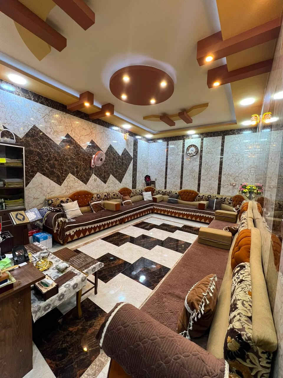 بيت للبيع السعر ٢١٥ وبي مجال 🏠
🔴في حي الملايين الاولى قرب جامع الصواف.

بناء حديث ٢٠٢٠

🔴مساحة البيت ٢٨٠متر 

زراعي ملك صرف بستان كرت بلدية 

🔴البيت طابقين واجهة حلان 
يحتوي على غرف نوم عدد ٦ (وغرفة سويت)+ غرفة معيشة + استقبال ومطبخ وصحيات بالطابقين

🔴مناور عدد ٣ + كراج واسع + تواليت وحمام خارجي مشترك

+سطح ناصي وعالي

للاستفسار مراسلة الصفحة او الاتصال على الارقام:-

***********

***********
