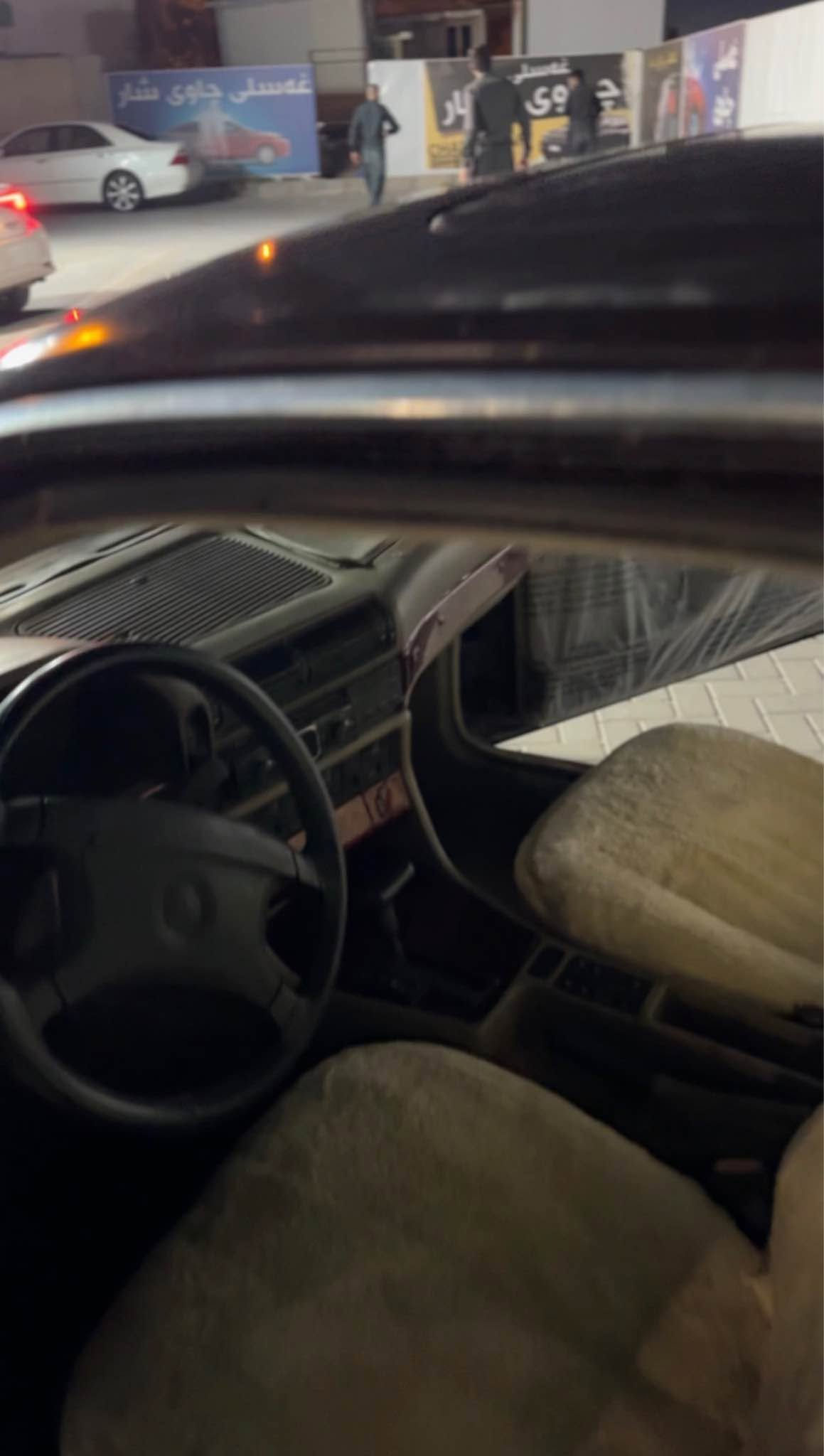 BMW series 7 ( 744Li ) 
مۆدێل : 1993 
گێڕ : تۆماتیک و عادی 
گێڕ مەکینە تەقەو ڕەقە بەشەرت 
دابڵ ، دیسک ، شلەمەنی مەزبووتە 
ناو زەردر و  کوشن بەرخە
فول فولە بەس تەلەفۆن و سەلاجە نییە  
چوار جام کارەبا و سڵاید 
هەیکەلی لارجە و دەبڵ جام 
پێش پان ، زینۆن نوێی بۆ دانراوە 
شوتەی سپۆڕت ، پانکە کارەبایی 
ساڵۆنسای سپۆڕت و ستۆکە بەرمەجەی نەدیوە 
سەماعە ، Aux , Carply 
بێ دەعم و لێدراو 
عامە لەسەر ساغی
مەکینەی 44 لۆک لۆکە 
لەڕوی قووەتەوە باسی مەکە 
وەک و مەسرف ( کۆمپرێسەر / دەعامی دواوە )
سەنەوی لەگەڵە بەشەرتی ماڵی 
مەدەنی و بێ کێشە و بێ سەر ئێشە 
لە ڕودا زۆر جوانە وەک لە ڕەسمەکە 
بۆ زانیاری زیاتر لە خوارەوە ژمارەی خاوەنی دا ئەنێم و پەیوەندی پێوە بکەن ماڵی دۆستە 
ڕەحمەتت لێبێ موشتەری نیت 
سەری خۆم و خۆشت مەئێشێنە و ڕێزم هەیە 

44$ گەڵاو مەجالێکی برایانە 
*********** السليمانية, العراق

نص مكتوب في الصور:
- 744 Li