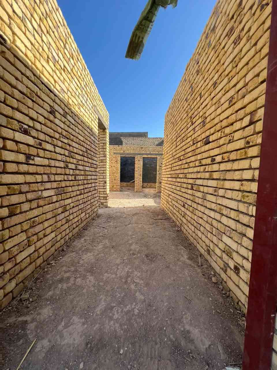 السلام عليكم .دار هيكل غير مسقف  زراعي للبيع .العنوان .الحمزة الغربي .ربيانه .شارع حجي شاكر .المساحه 300م مربع ..تتكون من غرفتين نوم واستقبال ومطبخ حار وبارد وصاله وصحيات خارجيه وداخليه..بناء نضيف طابوق ...السعر مناسب جدا سعر قطعه ..السعر 36 وبيه مجال شي بسيط للشراي ...للشراء تفضل خاص او اتصل ب ***********
