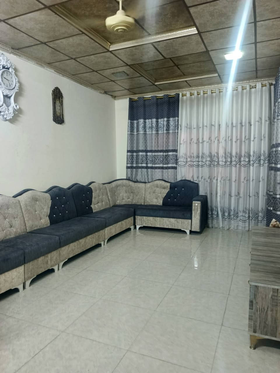 🏠 للبيع داران سكنيان توائم – حي فلسطين
📍 الموقع: حي فلسطين – منطقة 95، قرب مولدة الجبوري
📐 المساحة: 150 متر مربع
🏡 الطابق: طابق واحد
📜 الملكية: ملك صرف
🔹 يتكون الدار من: • غرفتي نوم
• هول
• غرفة استقبال
• مطبخ
• صحيات
• كراج واسع

الدار الثاني نفس الخريطة و نفس التصميم 

✨ موقع سكني جيد، والدار مناسب للسكن العائلي.
💰 السعر: خاص عند المالك
📞 للتواصل والاستفسار:
***********
***********
