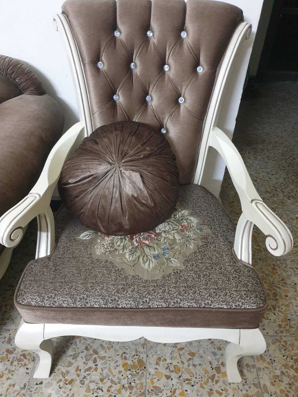 تخم عشره مقاعد للبيع المكان بغداد الاتصال
***********
