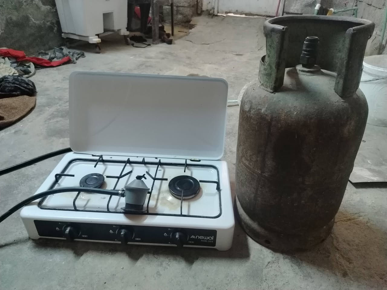 قنينة غاز • طباخ • ميز تلفزيون