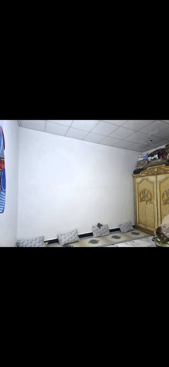 بيت زراعي للبيع مساحته 150...
غرفتين وصاله ومطبخ وحمام داخلي... السقف سندويج....
العنوان...الزبير حي الاندلس 2...
نهاية شارع عقارات الياسري... 
خلف سنتر بركات الزهراء....
السعر 35 وبي مجال...
هاتف....***********
