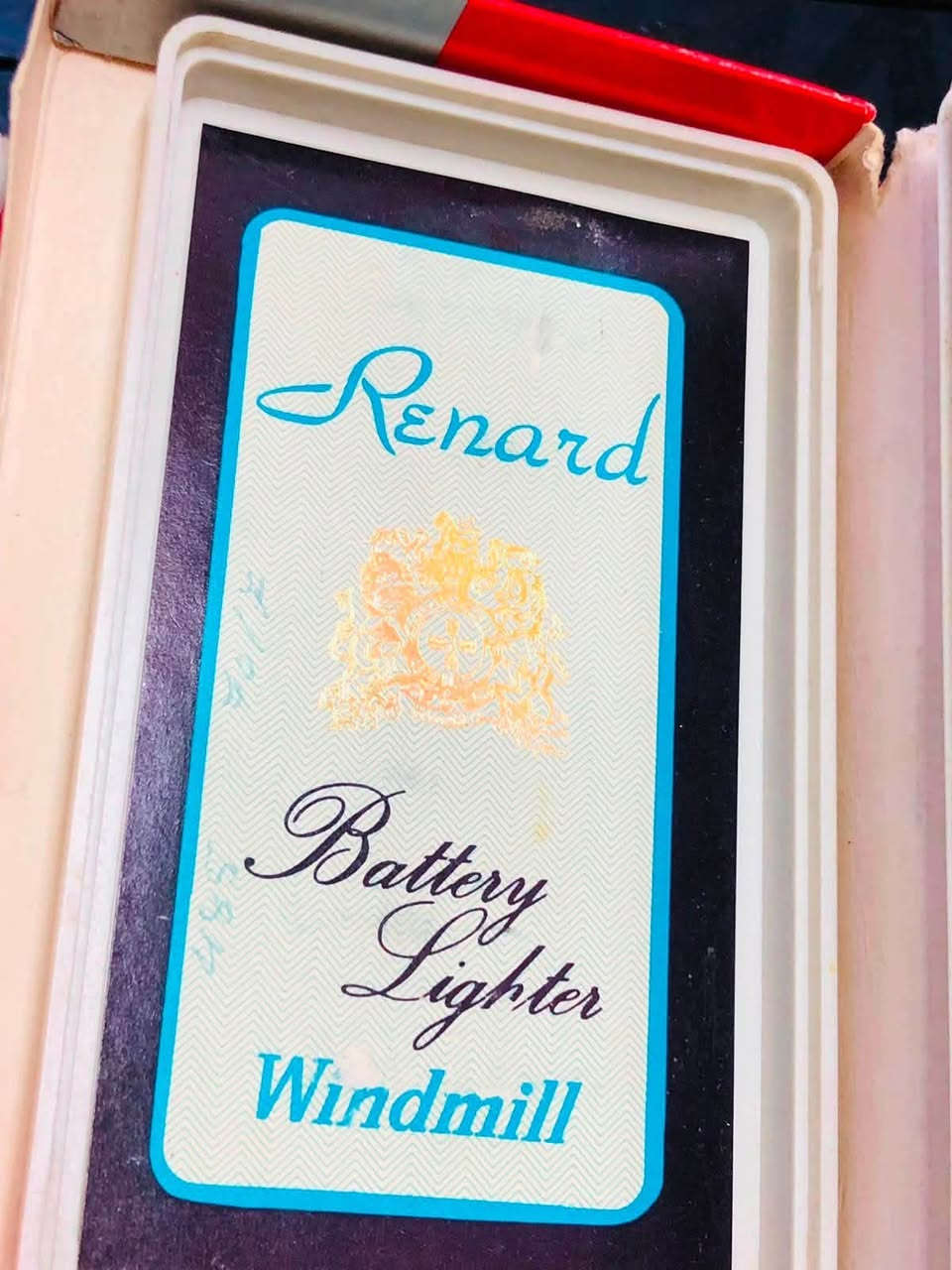 قداحة رينارد (  Renard Windmill)
ياباني اصلي انتاج السبعينات 
طلاء ذهب - غاز 
لوك غير مستعملة مع العلبه الأصلية 
للاتصال ***********
