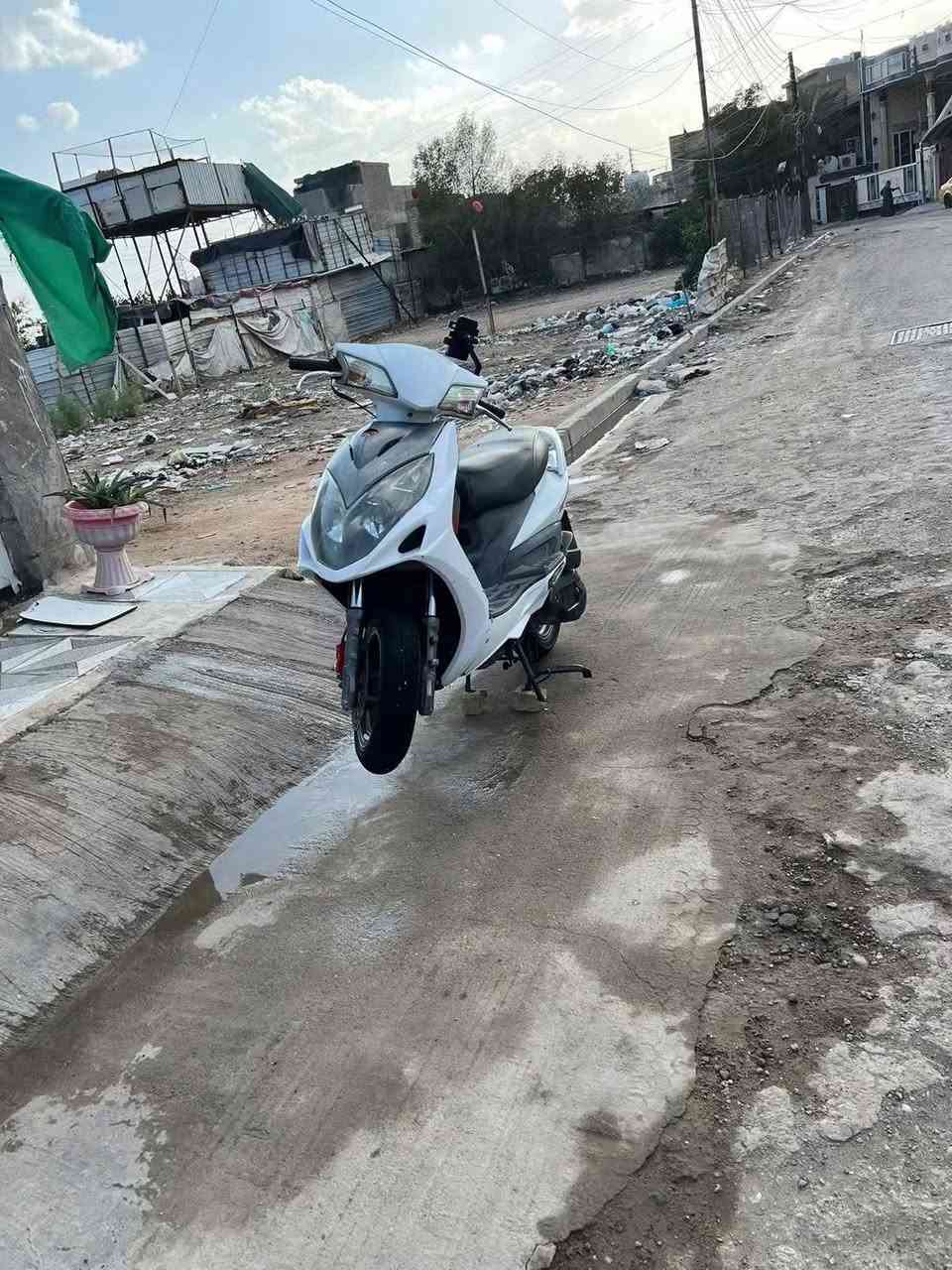 سلام عليكم كامكو رايسنك ١٢٥ دراجه شوفت عينك حلوه ونصبه بلاديه مكينته ما مفتوحه  شلعه معدل الدراجه بيه كلج خلفي رياضي السعر 650وبيه مجال مكاني بغداد ***********
