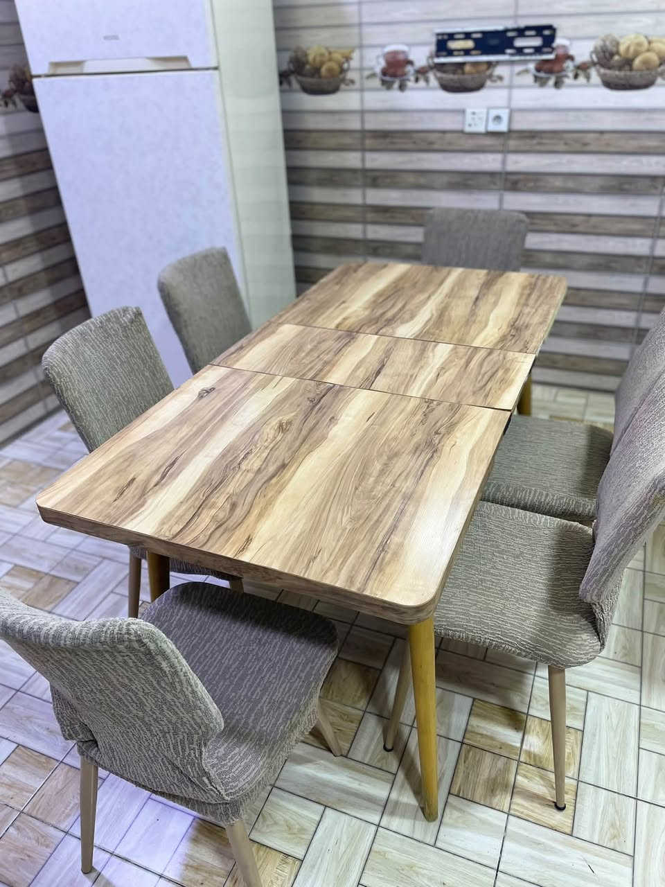 ميز طعام مع ٦ كراسي
السعر ( ١٥٠  الف ) مع تلبيسه كراسي هم ويه هديه لون جوزي فاتح 

عنوان كركوك
***********
