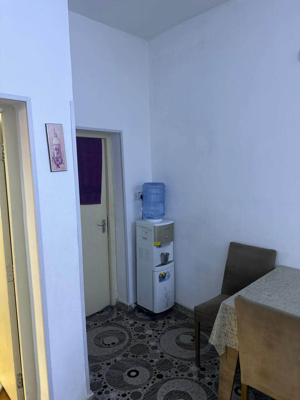 سلام عليكم بيت للبيع مساحة ٥٠٠متر مربع
يحتوي ٣ غرفه نوم واستقبال وهول ومطبخ وحمامات عدد ٣ وحديقة كبيرة وكراج كبير
للاستفسار اكثر مع الرقم ***********
عنوان البيت  الزعفرانية حي المعلمين شارع الكهرباء قرب مدرسة وادي العين
