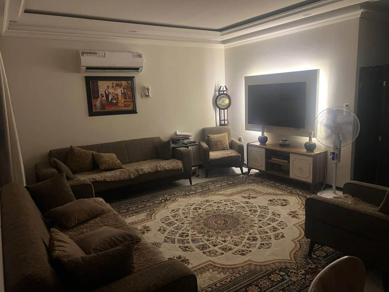 🏢✨ شقة للبيع في مجمع الرفاه السكني – البلديات ✨🏢

📐 المساحة: 160 م² – الطابق سادس
🛋️ التصميم: 3 غرف نوم + صالة + مطبخ + صحيات عدد (2) + 3 بلكونات
🆕 الحالة: استلام جديد ✔️ جاهزة للسكن

🔹 مزايا الشقة:
 • 🪞 مطبخ كامل + ديكورات عصرية + إنارة ظاهرية ومخفية
 • ❄️ نظام تبريد سبلت في كل غرفة
 • 🔥 نظام غاز أنابيب + إنذار حريق
 • 🚗 موقف سيارة خاص
 • ⚡ كهرباء 24 ساعة
 • 🛗 مصعدين حديثة في العمارة
 • 🛡️ نظام أمني متكامل
 • 🏢 4 شقق فقط في كل طابق لراحة أكثر

💰 السعر: 290 مليون دينار
📆 الدفع: بنظام أقساط ميسرة لمدة 7 سنوات
📜 سند طابو رسمي

📞 للاستفسار: ***********
