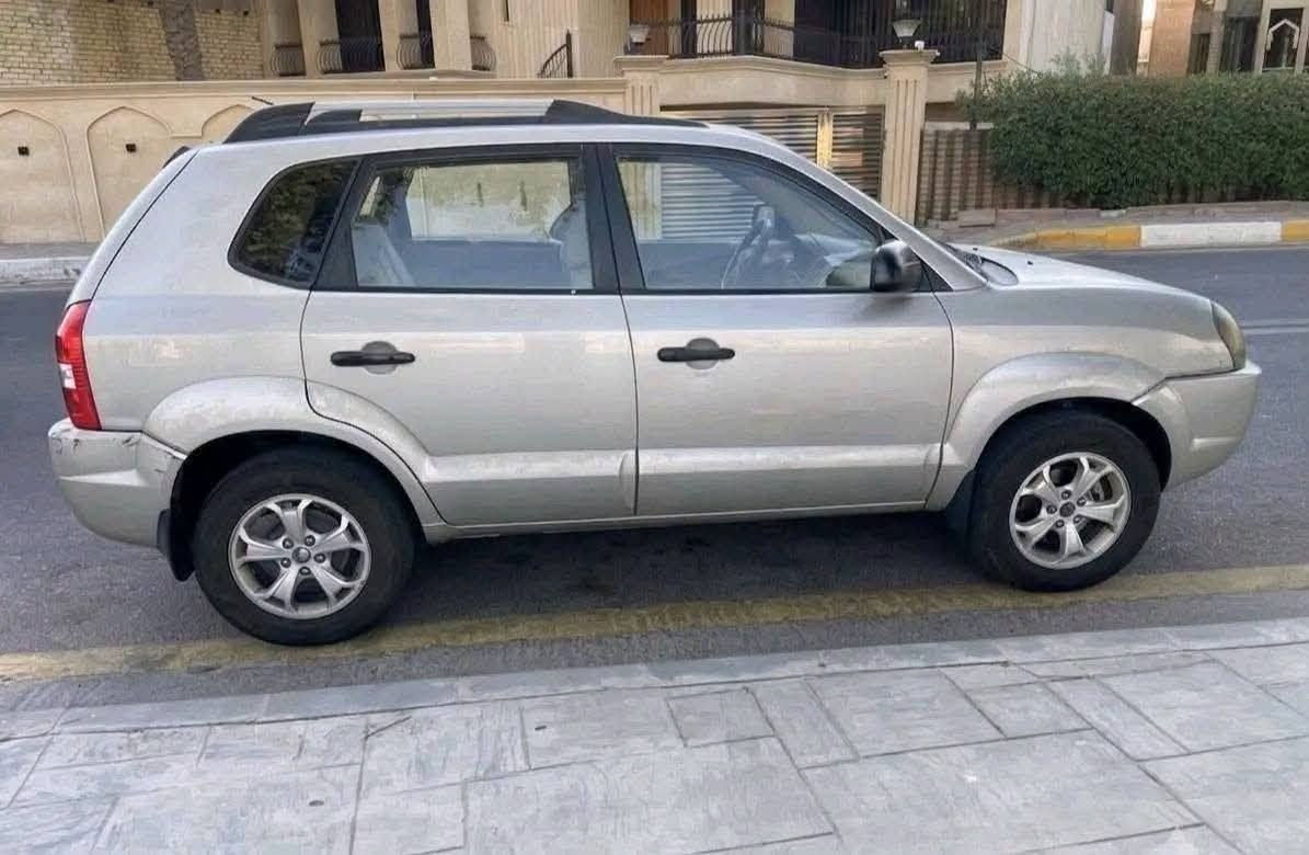 سياره نظيفه وخليجي بدون قطرة صبغ
ماشية 159 الف حقيقي 
هيونداي توسان 2009 خليجي 
محرك 2000 
بيها فتحة سقف 
المحرك والگير مكفول ومابيها اي صبغ 
مكان السيارة بغداد / جكوك 
للاستفسار ***********
