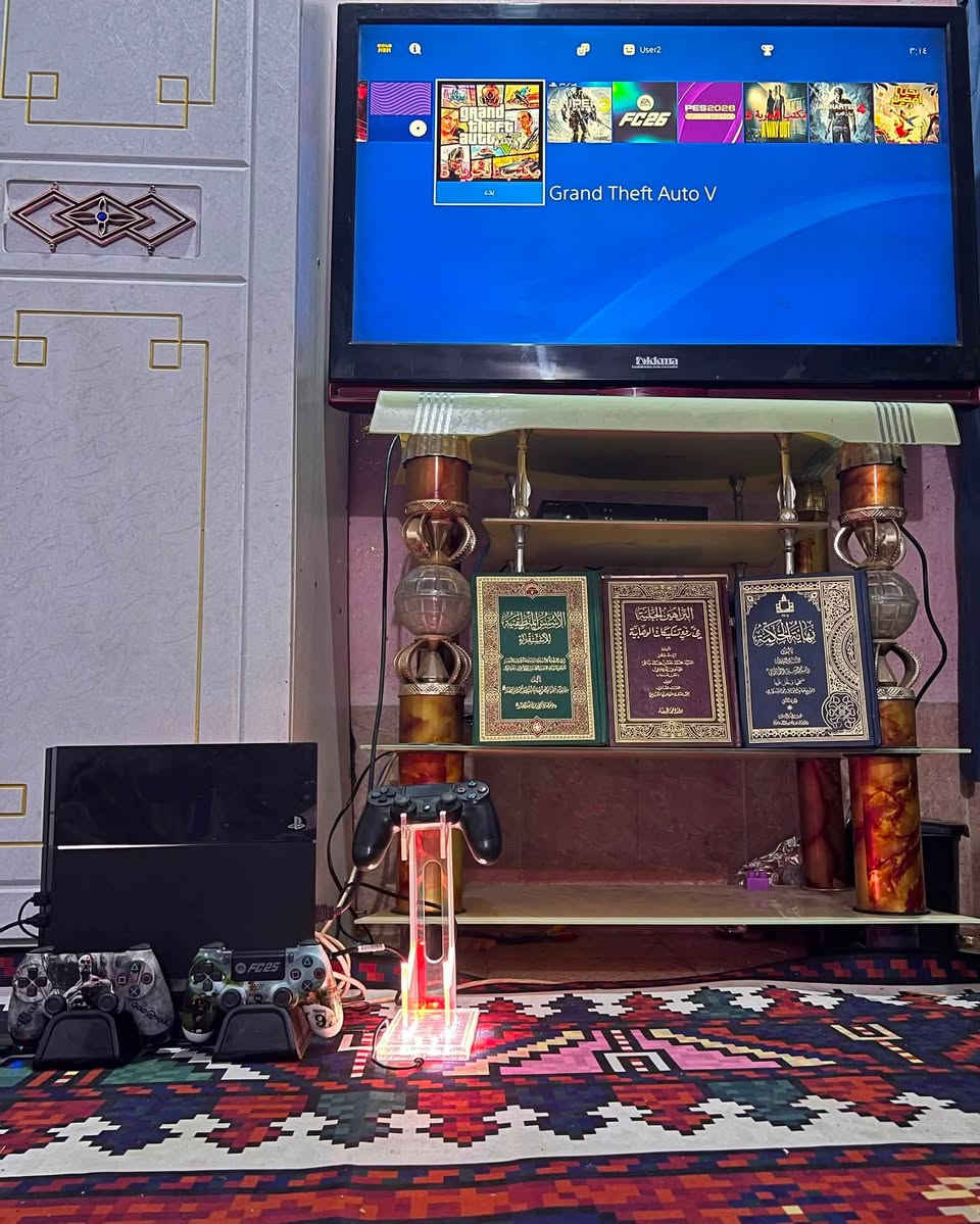بلي 4 فات مهكر 
غير مفتوح 

جوستك عدد 3 🎮
هارد خزن 500 غيغا 
ستاند جوستك 
ستاند بلي 

الالعاب مثل ماواضح بالصور 
ذاكره 1 تيرا مع الهارد 
 سعره 240 الف 
للأستفسار ***********
مكاني كربلاء - بابل
