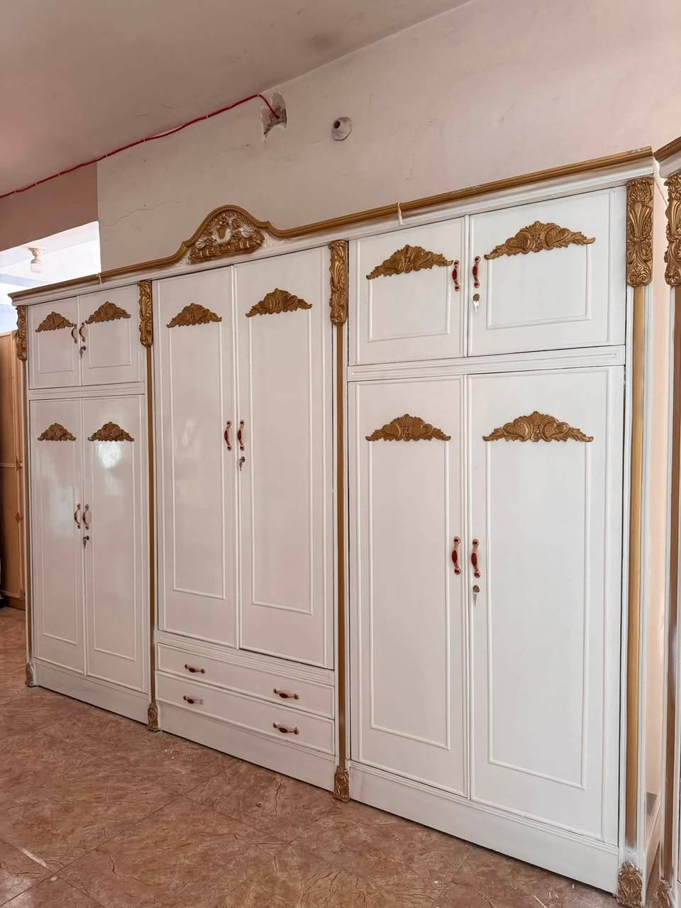 سلام عليكم غرفه عراقيه مستخدمه استخدام قليل موديل مسرح الغرفه نجاره  عراقيه لون ابيض ما بيه اي كسر صبغته حلوه الغرفه ضخمه وثكيله  مثل ما موضح بل صوره توجد خدمه توصيل لكافة المحافظات لي حاب يتوصل وياي يتصل على هذه رقم 
***********
