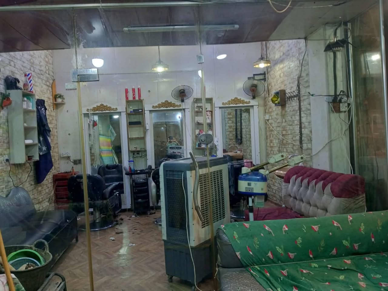 للبيع جام خانه عشره ملم مقسع ضد الكسر استعمال قليل  عرض اربع امتار ونص ورتفاع مترتين ونص  المكان كربلاء قرب شارع ميثم التمار للإستفسار ***********
