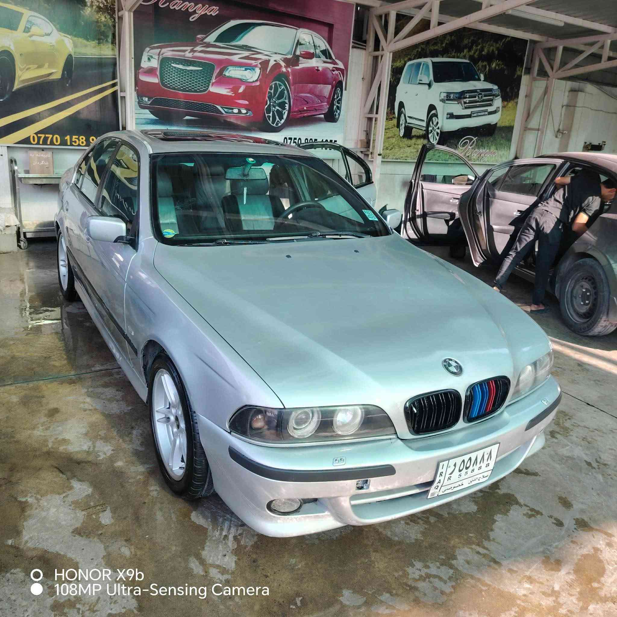 سەرەتا بەناوی خوا 
‏(Bmw) (٥٢٨i) 
مۆدێل ١٩٩٩ 
سەیارەکە ساغە براوە نیە 
دەبڵ دیجیتاڵە 
سڵایت 
چوار جام ئەوتۆ 
سوکان ڤۆلیۆم 
شاشە ئایپاد  
تەبرید مەرکەزی 
فۆرمیکا 
ئاوێنە هیتەر 
سەیارەکە ساغە کۆد و بارکۆدی بۆ کراوە بێ مشکیلە بە ناوی خۆمە .بۆیاغی نیە دەعمی نیە چاڵ و شوختی نیە .فول فولە .گێر و مەکینەی بەشەرت بێ عەیب .ماڵی دۆستە ..سعری ٤٦ گەڵاو مەجالێکی برایانە مشتەری وەرە سەیری کە  لە خزمەت دام 
شوێن رانیە 
*********** Singapore
